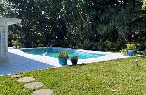Lake Clarke Shores Maison | Fully renovated gem! Large Pool on a lush double lot