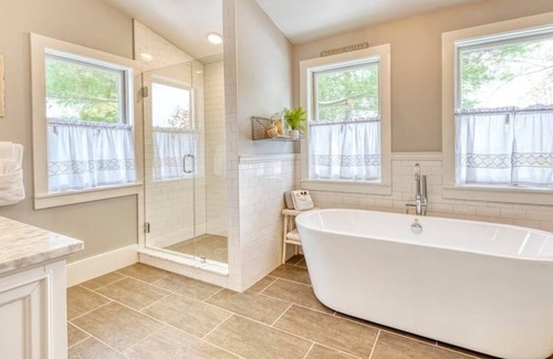 Hammondsport Autre | Fully Restored Farmhouse in the heart of Keuka Lake Winetrail