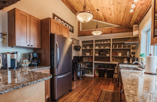 Hammondsport Autre | Fully Restored Farmhouse in the heart of Keuka Lake Winetrail