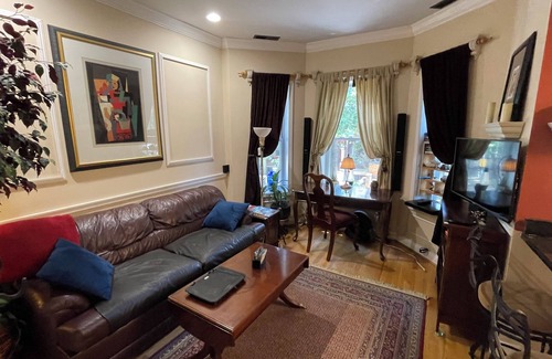 Lanier Heights Appartement | Fully Stocked 1 Bedroom Centrally Located in Adams Morgan Near Great Restaurants