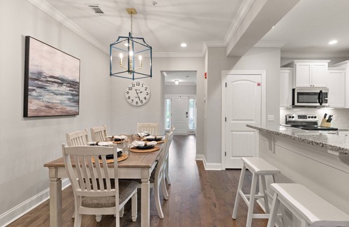 Epworth Acres Maison | Fully Stocked Kitchen | Golf Cart | Bikes | Beach Gear | Large Master Suite | Pool | Screen Porch