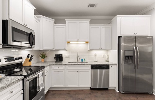 Epworth Acres Maison | Fully Stocked Kitchen | Golf Cart | Bikes | Beach Gear | Large Master Suite | Pool | Screen Porch