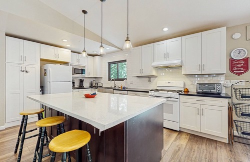 Ridgewood Maison | Fully updated home near the lake with full kitchen & free WiFi