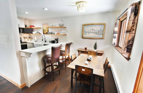 Willowbrook Meadows Maison | Fully Updated! Pet Friendly, Sauna, Garage. Easy Drive to 6 Ski Areas, Dining