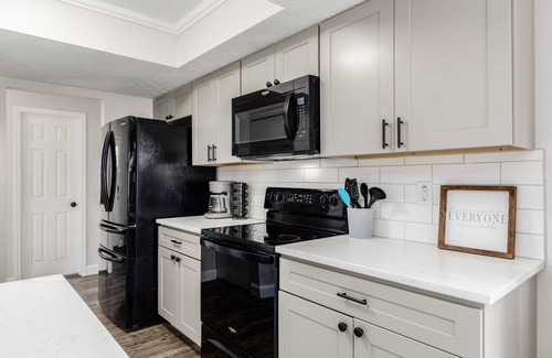 Kilbourne Maison | Fully updated w/Large great room for family time, game room, Close to Zoo!