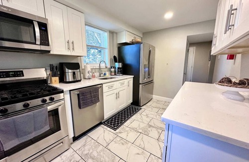 Baldwin Maison | Fun 4 BR 2 bath FULL renovated house w/ driveway