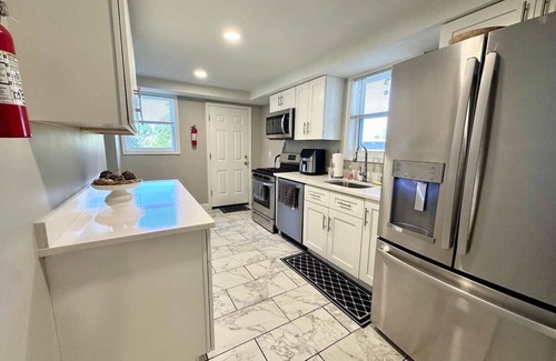 Baldwin Maison | Fun 4 BR 2 bath FULL renovated house w/ driveway