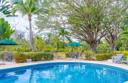 Damas Copropriété | Fun & bright Getaway W/ Furnished Balcony, Shared pool, Volleyball & Kitchenette