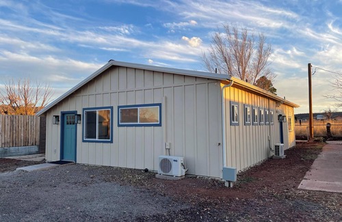 Concho Maison | Fun Bunkhouse with 10 beds, full kitchen, and WiFi, AC in Historic Concho