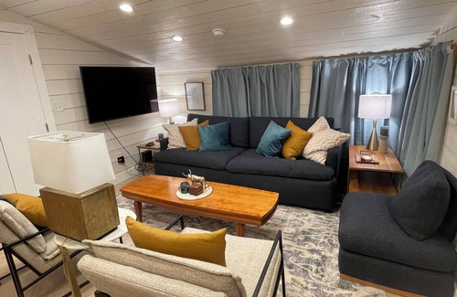Concho Maison | Fun Bunkhouse with 10 beds, full kitchen, and WiFi, AC in Historic Concho