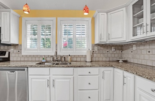 Savannah Maison | Fun Family Friendly, 4bd/3.5ba, Near Tybee & Savannah, Game Room, Sleeps 10