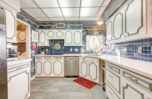 Galveston Maison | Fun Family Retreat W/ Fast WiFi, Canal Access, Large Deck, & More - Dogs Welcome