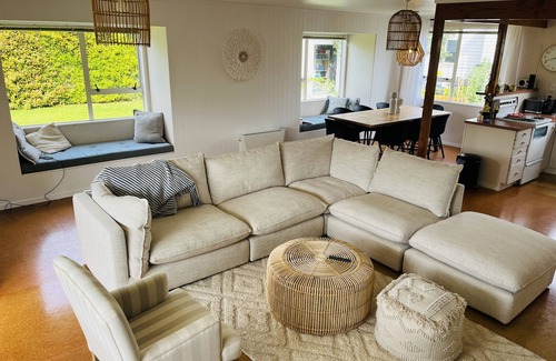 Whangamata Maison | Fun for the family - 5 min walk from the beach!