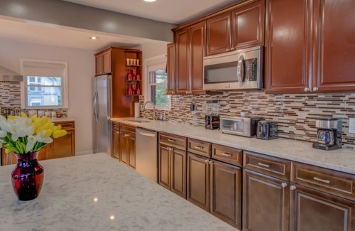 Elmont Maison | ★Fun Getaway★| Heated Pool | ♛Spa & Sauna | BBQ