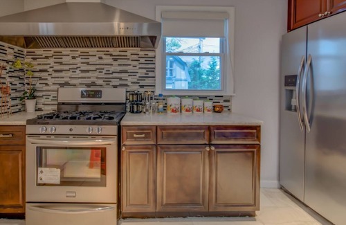 Elmont Maison | ★Fun Getaway★| Heated Pool | ♛Spa & Sauna | BBQ