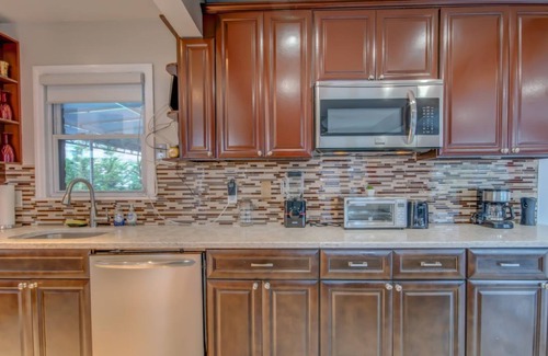 Elmont Maison | ★Fun Getaway★| Heated Pool | ♛Spa & Sauna | BBQ