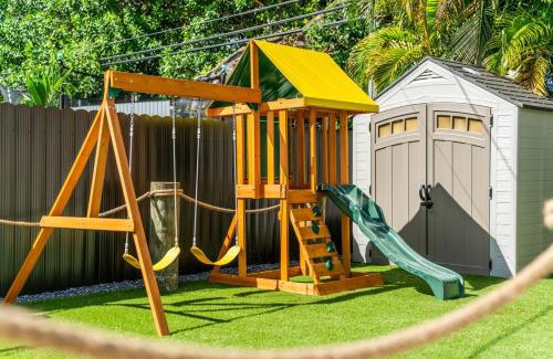 Hialeah Maison | Fun Oasis Getaway Pool, BBQ, Games and More L77