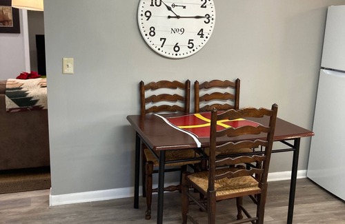 South Pensacola Cottage | Fun Quirky Cottage for 1 or 2--short drive to the beach