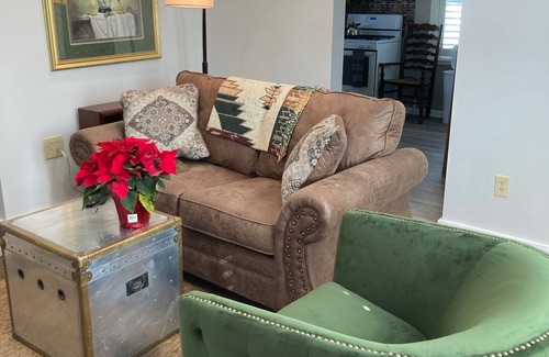 South Pensacola Cottage | Fun Quirky Cottage for 1 or 2--short drive to the beach
