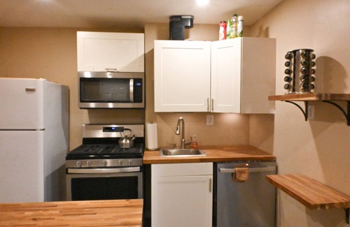 Omaha Maison | Modern 2BR/2BA Basement Stay, Full Kitchen, Roku TVs, Hot Tub, Sleeps 6