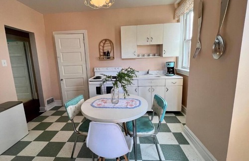 Bellevue Appartement | Fun Retro Apartment on Quiet Dead End Street Near Stage AE & Acrisure Stadium