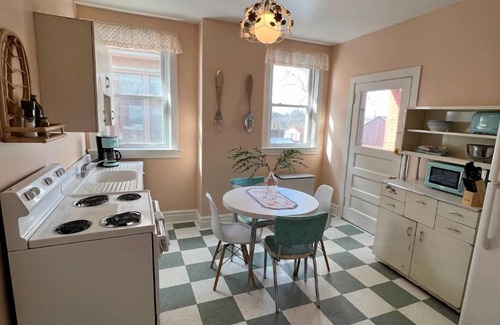 Bellevue Appartement | Fun Retro Apartment on Quiet Dead End Street Near Stage AE & Acrisure Stadium