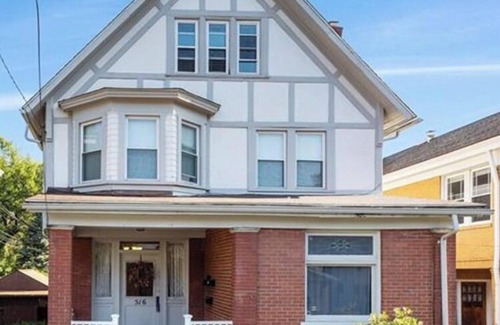 Bellevue Appartement | Fun Retro Apartment on Quiet Dead End Street Near Stage AE & Acrisure Stadium