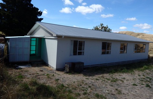 Tararua District Autre | Fun, retro-inspired farmstay at The Shearer's Quarters
