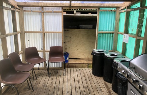 Tararua District Autre | Fun, retro-inspired farmstay at The Shearer's Quarters