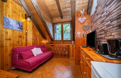 Tarvisio Appartement | Functional 60 sqm apartment, ideal for 6 guests, 3 min walk from the Italian Ski and Snowboard School Tarvisio - Sella Nevea. Tarvisio, located in the heart of the Julian Alps, offers breathtaking landscapes and a rich variety of hiking trails. The apart