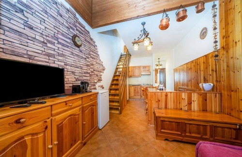 Tarvisio Appartement | Functional 60 sqm apartment, ideal for 6 guests, 3 min walk from the Italian Ski and Snowboard School Tarvisio - Sella Nevea. Tarvisio, located in the heart of the Julian Alps, offers breathtaking landscapes and a rich variety of hiking trails. The apart