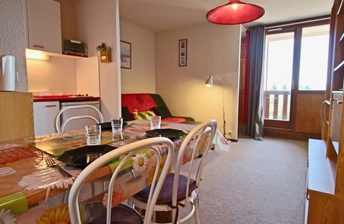 Chamrousse Appartement | Functional Studio Cabin for 4, South-Facing Balcony, Ski-In/Ski-Out