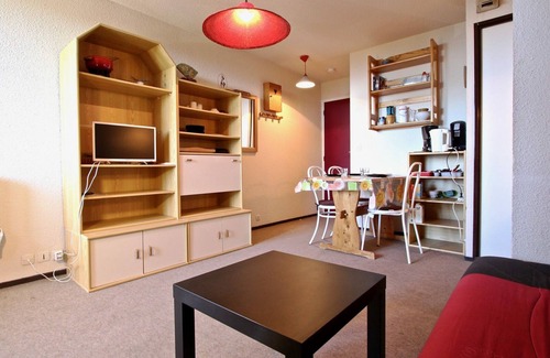 Chamrousse Appartement | Functional Studio Cabin for 4, South-Facing Balcony, Ski-In/Ski-Out