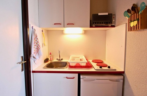 Chamrousse Appartement | Functional Studio Cabin for 4, South-Facing Balcony, Ski-In/Ski-Out