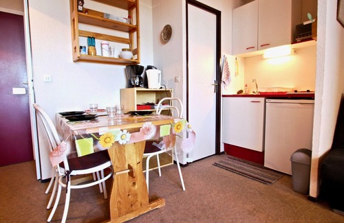 Chamrousse Appartement | Functional Studio Cabin for 4, South-Facing Balcony, Ski-In/Ski-Out