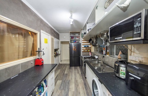 Clayfield Appartement | Funky 2-bedroom apartment in Albion with AC, WiFi, Gym
