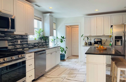 Arlington Maison | Funky and cozy home ! A little bit of everything for everyone.