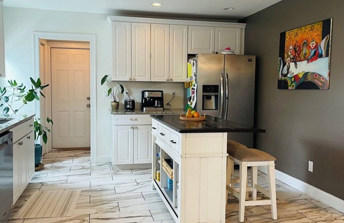 Arlington Maison | Funky and cozy home ! A little bit of everything for everyone.