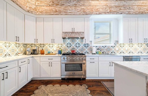 East Riverside Maison | Funky Colorful House w Heated Pool 4br|3ba