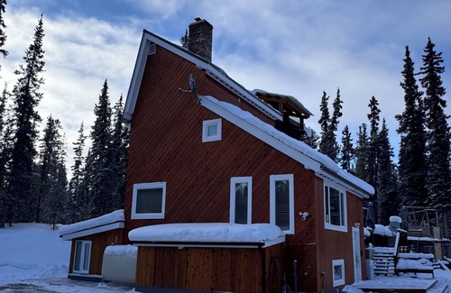 Whitehorse Maison | Funky style house with the outdoors at your feet, yet within city limits!