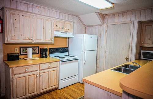 Pine Mountain Chalet De Ski | Fur babies welcome in this wooded view chalet!