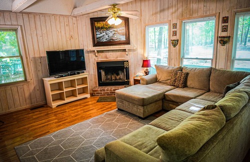 Pine Mountain Chalet De Ski | Fur babies welcome in this wooded view chalet!