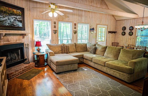 Pine Mountain Chalet De Ski | Fur babies welcome in this wooded view chalet!
