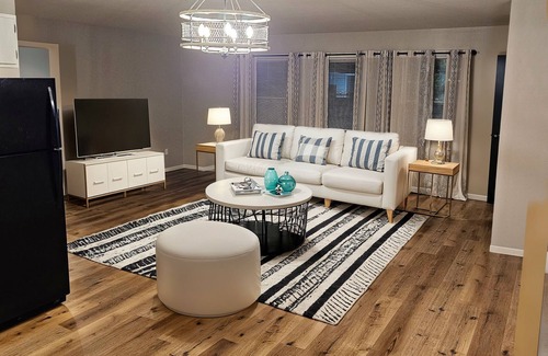 Pickett Appartement | Furnished accommodation with kitchen, one full bath and 2 bedroom's.