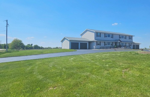 Pickett Appartement | Furnished accommodation with kitchen, one full bath and 2 bedroom's.
