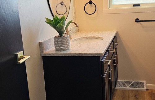 Pickett Appartement | Furnished accommodation with kitchen, one full bath and 2 bedroom's.