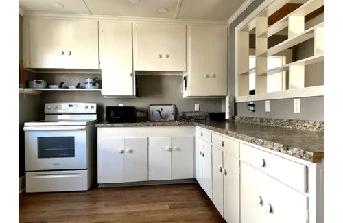 Duckpond Appartement | Furnished Historic Duckpond Apt