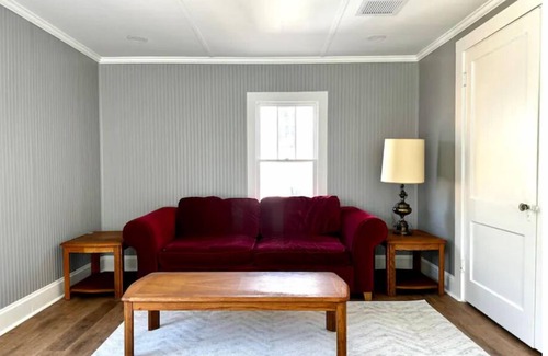 Duckpond Appartement | Furnished Historic Duckpond Apt