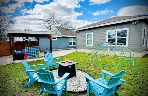 Nevada Street Maison | Hot San Antonio Home! Entertainers Backyard! Climbing Dome, Free Gated Parking