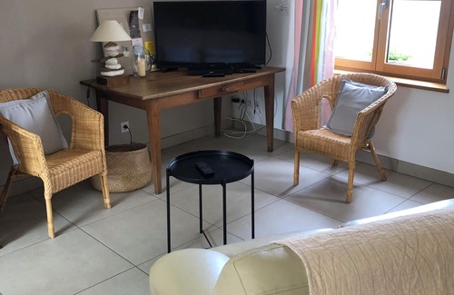 Biville-sur-Mer Maison | Furnished house with enclosed courtyard and large south-facing terrace,